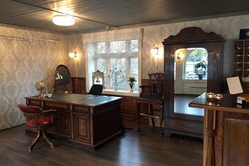 Check-in/check-out kiosk