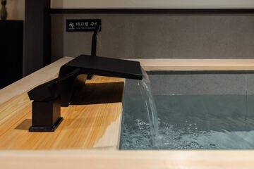Private spa tub