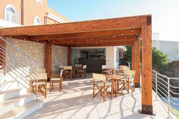 Swim-up bar