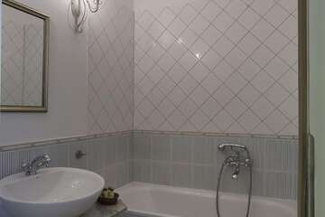 Deep soaking bathtub