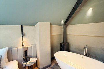 Deep soaking bathtub