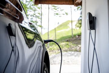 Electric vehicle charging station