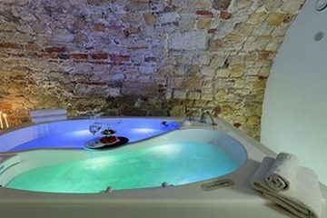 Indoor spa tub