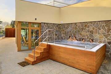 Outdoor spa tub
