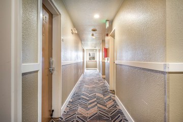 Ballroom/Hall 32 of 41