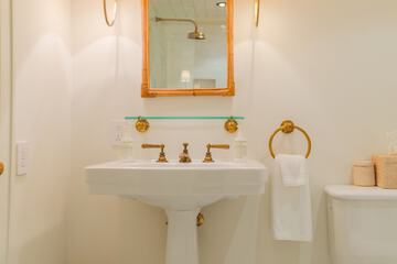 Bathroom sink