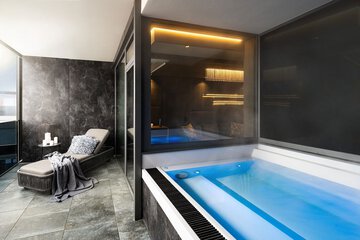 Private spa tub