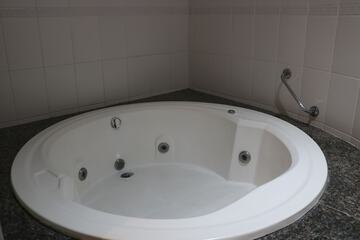 Deep soaking bathtub
