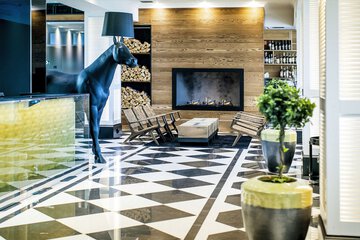 Lobby lounge