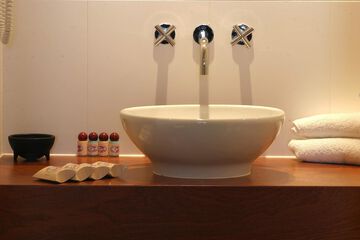 Bathroom sink
