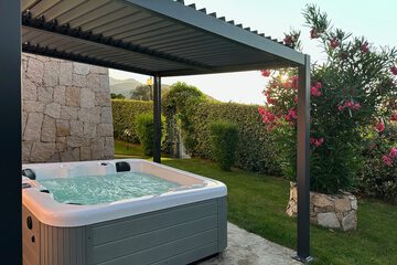 Private spa tub