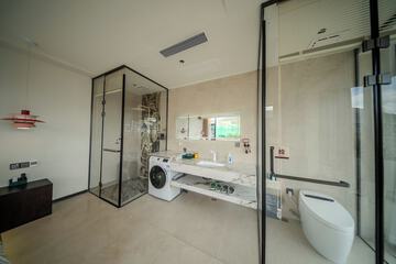 Deep soaking bathtub