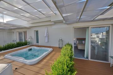 Private spa tub