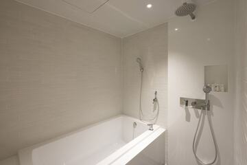 Deep soaking bathtub