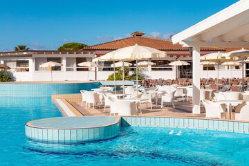 Poolside bar