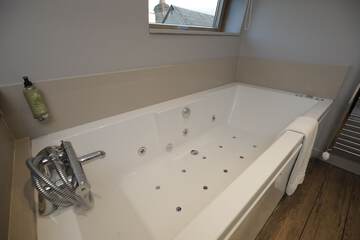 Private spa tub
