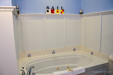 Deep soaking bathtub