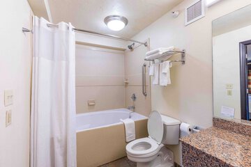 Deep soaking bathtub