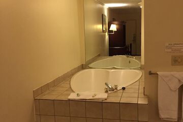 Deep soaking bathtub