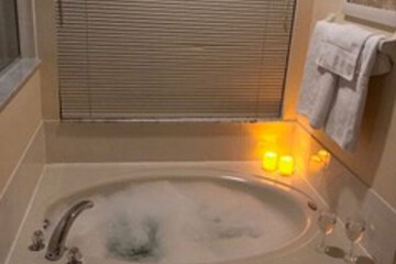 Deep soaking bathtub