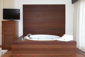 Private spa tub