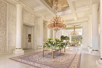 Lobby lounge