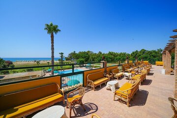 Poolside bar