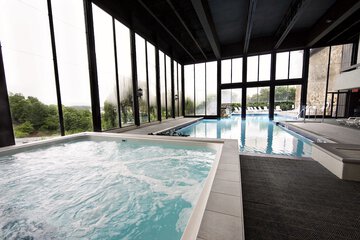 Indoor/outdoor pool
