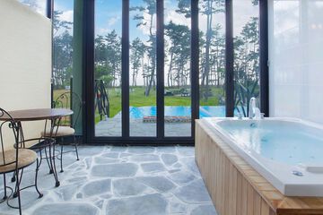 Private spa tub