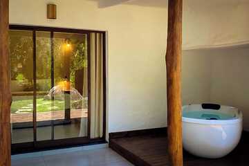 Deep soaking bathtub