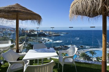 Poolside bar