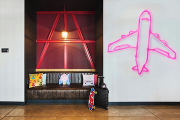 Lobby lounge
