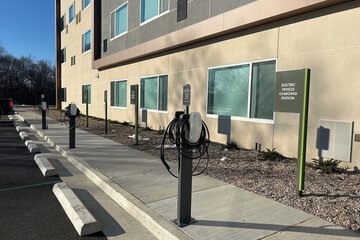 Electric vehicle charging station