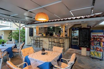 Poolside bar