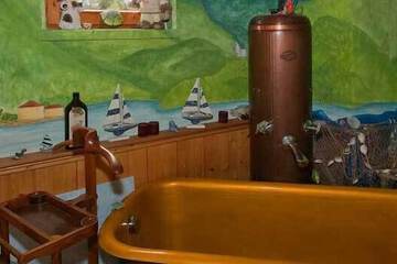 Deep soaking bathtub