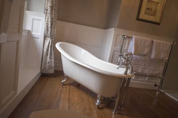 Deep soaking bathtub