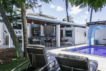 Poolside bar
