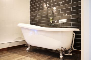Deep soaking bathtub