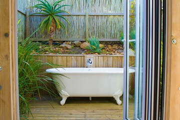 Deep soaking bathtub