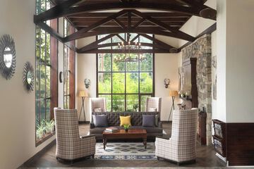 Lobby lounge