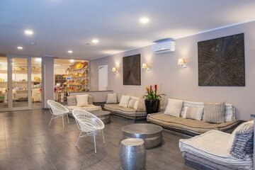 Lobby lounge