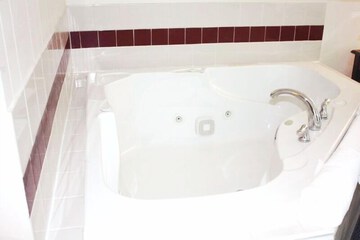Jetted tub