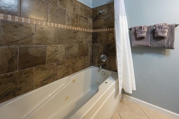 Jetted tub