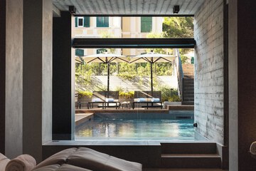 Indoor/outdoor pool