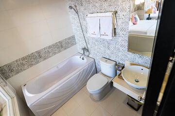 Deep soaking bathtub