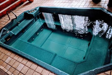 Indoor spa tub