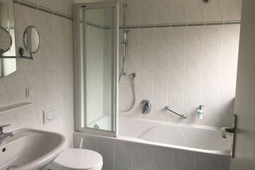 Deep soaking bathtub