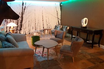 Lobby lounge