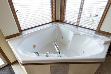 Jetted tub