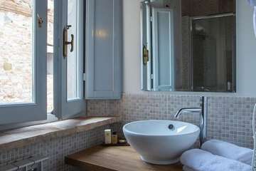 Bathroom sink